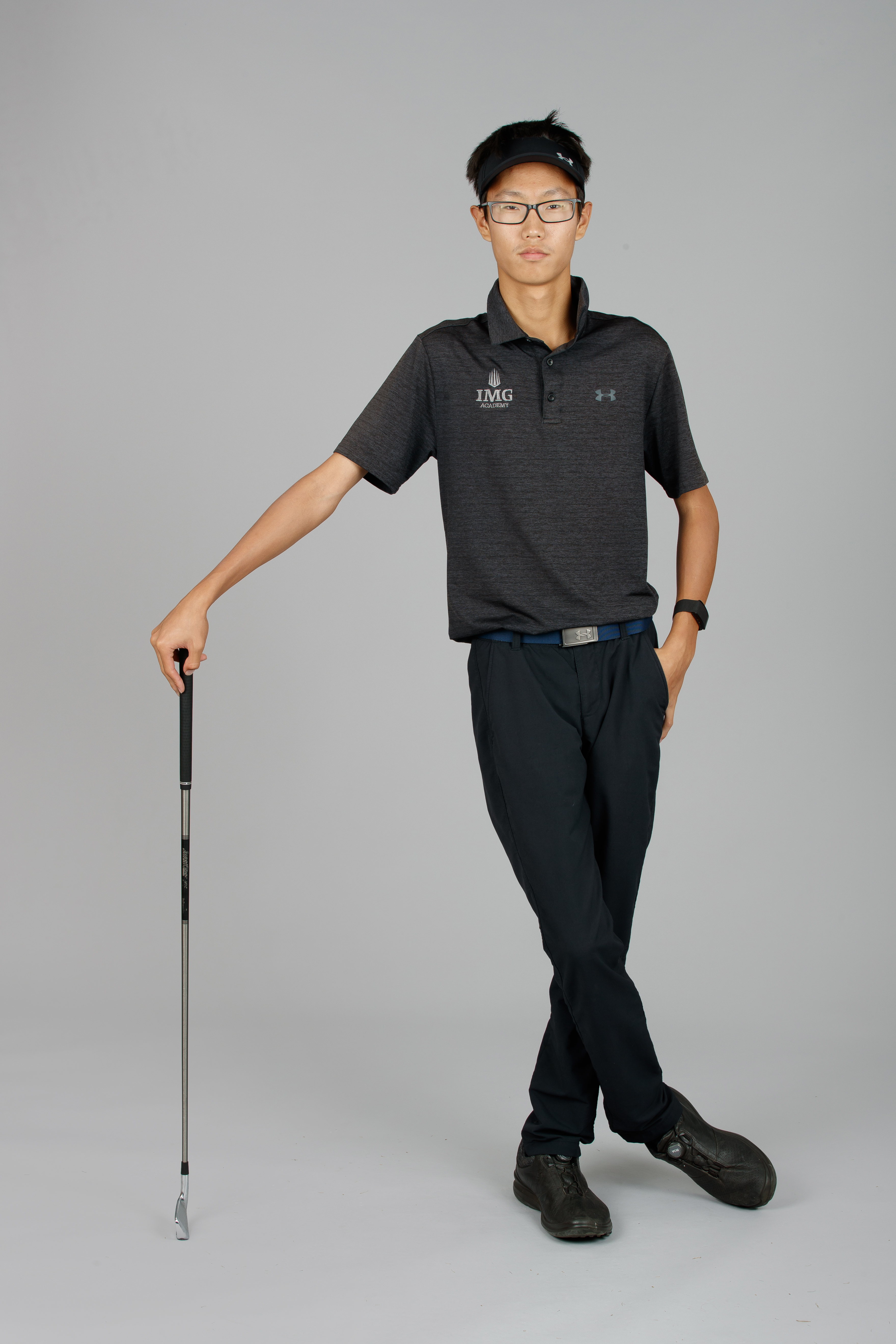 Bingchen holding a golf club in his high school golf portrait